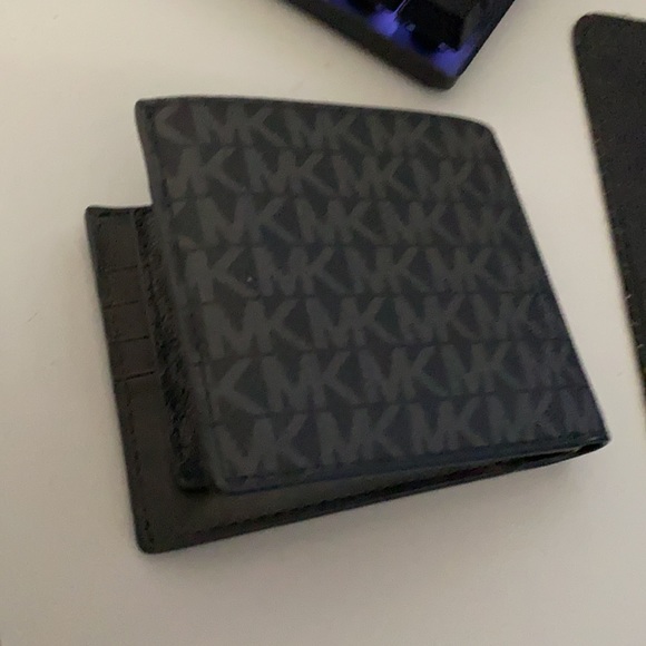 Michel kors wallet - Picture 4 of 5